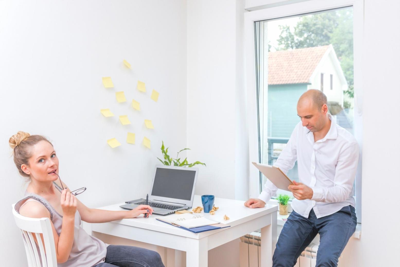 Profesionales en sesión de negociación financiera práctica